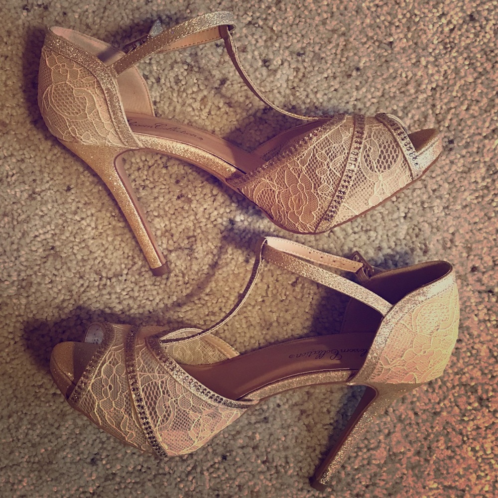 Peep-toe De Blossom pumps w/ ankle strap.